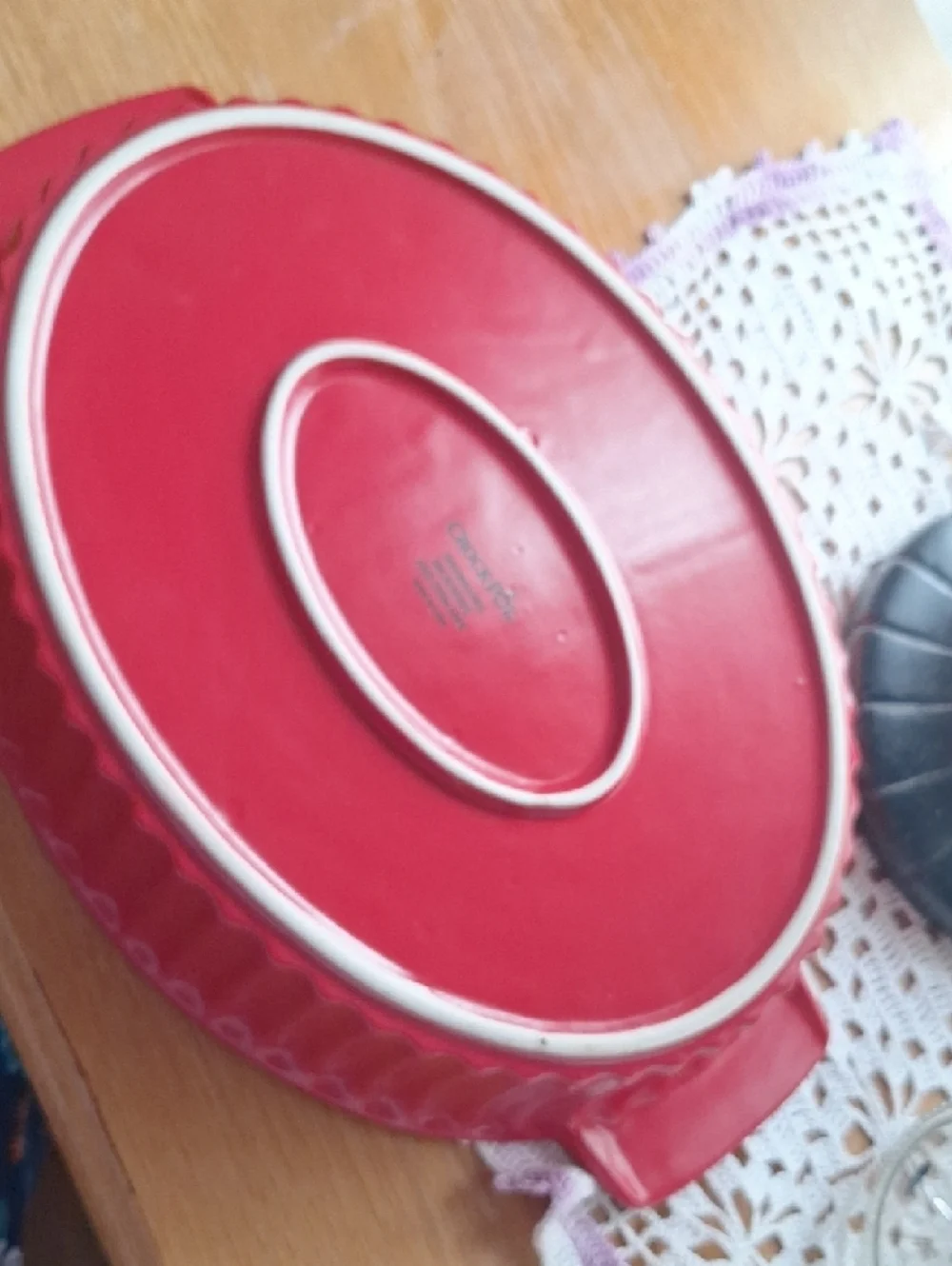 Red Oval Ceramic Bake Dish with Black Interior - Versatile Oven Bakeware